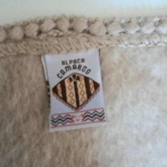 Alpaca Camargo open poncho/shawl. - Picture 7 of 8